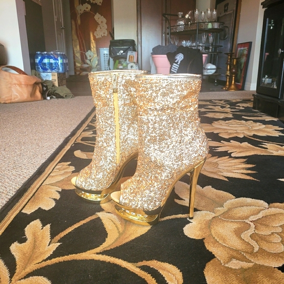 Shoes - Picture 1 of 3